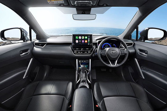 Trong khi đó, thiết kế nội thất của Toyota Corolla Cross 2021 dành cho thị trường Nhật Bản không có gì khác so với xe ở Việt Nam, trừ vô lăng nằm bên phải. Xe cũng có mặt táp-lô thiết kế nằm ngang, màn hình thông tin giải trí dạng cảm ứng nằm độc lập và hệ thống đèn LED tạo cảm giác sang trọng nhưng tự nhiên.