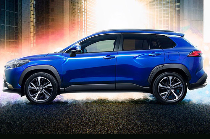 So với xe hiện đã bán ở Việt Nam và Mỹ, mẫu xe SUV Toyota Corolla Cross 2021 dành cho Nhật Bản sở hữu thiết kế ngoại thất khác biệt. Điều này được thể hiện rõ qua thiết kế đầu xe với lưới tản nhiệt trên thanh mảnh, tích hợp logo hình chữ "C" thay vì logo của hãng Toyota. Đây vốn là logo dành riêng cho dòng xe Toyota Corolla ở thị trường Nhật Bản.