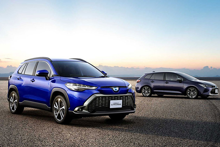 Đúng như thông tin từ trước đó, ngày 14/9/2021 vừa qua hãng Toyota đã chính thức vén màn mẫu xe Corolla Cross ở thị trường Nhật Bản. Ở xứ sở hoa anh đào, Toyota Corolla Cross 2021 mới sẽ được định vị giữa 2 người anh em C-HR và RAV4 trong dòng sản phẩm của hãng Toyota.