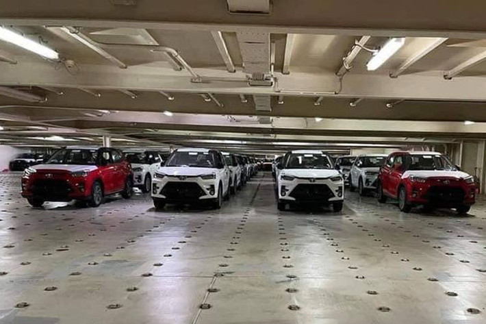 Các trang bị khác gồm; có màn hình giải trí 9 inch có kết nối Apple CarPlay/Android Auto và điện thoại thông minh, màn hình đa thông tin 7 inch trong bảng đồng hồ, điều hoà tự động và đề nổ bằng nút bấm. Toyota Raize khá đề cao tính thực dụng với không gian nội thất cho 5 người, 10 hộc để đồ tiện lợi và khoang hành lý 369 lít ở dạng tiêu chuẩn, tăng lên 1.133 lít khi gập hàng ghế sau.