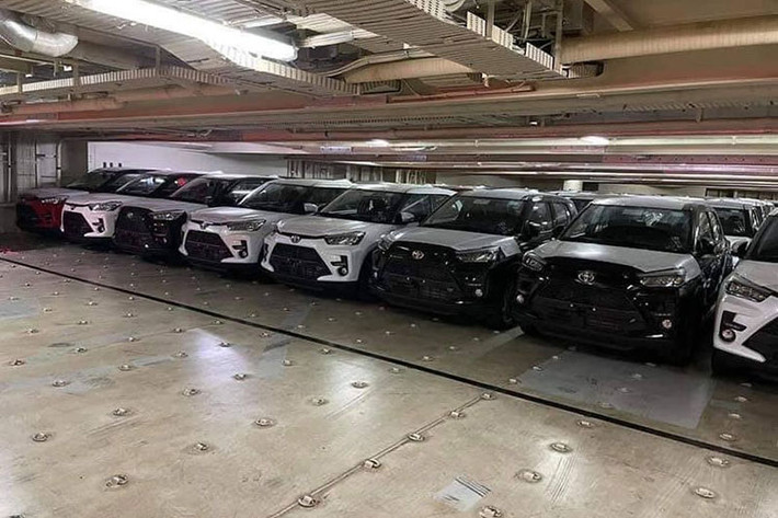 Mới đây, hình ảnh lô xe đầu tiên của Toyota Raize 2022 mới đã chính thức cập cảng Sài Gòn đã được chia sẻ lên mạng xã hội. Theo đó, lô xe này sẽ được vận chuyển dần về các đại lý trên cả nước để chuẩn bị mở bán sau ngày ra mắt tới đây (4/11/2021).