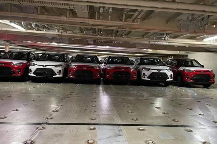 Lô xe Toyota Raize về Việt Nam lần này có đủ 7 lựa chọn màu ngoại thất gồm 3 màu đơn sắc và 4 màu có phần nóc đen thể thao, dù lựa chọn màu nào thì giá cũng như nhau. Xe được phát triển trên nền tảng khung gầm DNGA-A của hãng con Daihatsu, chứ không phải nền tảng khung gầm TGNA mới của Toyota.