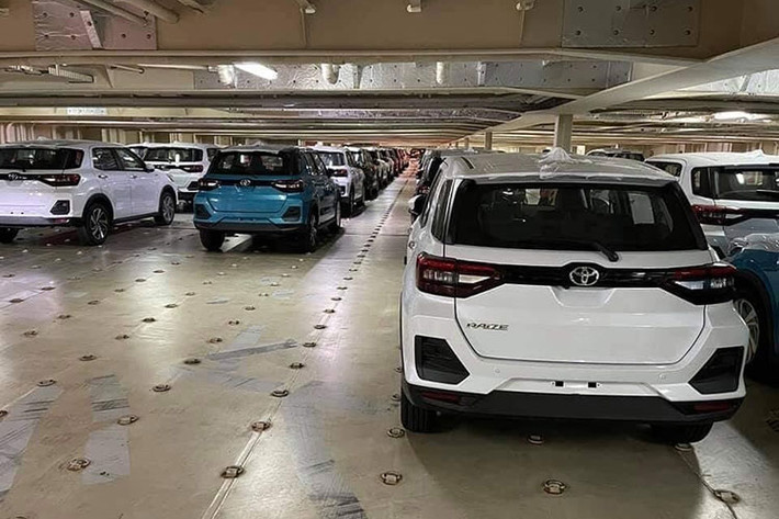 Như đã đưa tin trước đó, Toyota Raize sẽ được ra mắt Việt Nam vào ngày 4/11/2021 tới đây trên nền tảng trực tuyến, phát tại fanpage của Toyota Việt Nam vào 19h30 tối. Mẫu SUV đô thị cỡ A này được nhập khẩu nguyên từ Indonesia với 1 phiên bản duy nhất. Giá xe Toyota Raize dự kiến hiện tại vẫn đang ở mức 530 triệu đồng.