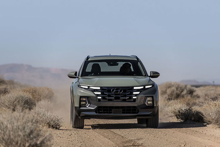 Đặc biệt, những chiếc Hyundai Santa Cruz hàng đầu đều đạt tiêu chuẩn với các hệ thống hỗ trợ lái tiên tiến hơn như hỗ trợ lái xe trên đường cao tốc, màn hình quan sát toàn cảnh, hỗ trợ giới hạn tốc độ thông minh và kiểm soát hành trình thông minh có chức năng Stop/Start. Hyundai Santa Cruz sẽ chính thức được bán ra vào cuối tháng này, xe được sản xuất tại Montgomery, Alabama.