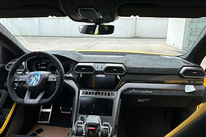 Mong muốn mang tinh thần thể thao và đề cao trải nghiệm lái đích thực, nội thất của Urus Performante có những đặc trưng của công nghệ từ các vật liệu trọng lượng nhẹ và tân tiến như sợi carbon,... Chất liệu Alcantara màu đen Nero Cosmus trên xe với điểm nhấn hình lục giác tương phản với chất liệu da cao cấp, bên cạnh đó là các chi tiết trang trí với vật liệu bằng nhôm anode hóa màu đen.