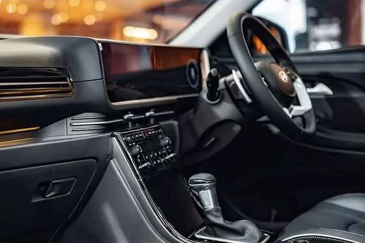 Ngoà ra, phiên bản động cơ diesel tăng áp 1.5L: Công suất 115 mã lực, mô-men xoắn 250Nm, đi kèm hộp số sàn hoặc hộp số tự động (chỉ có trên bản EX(O)).