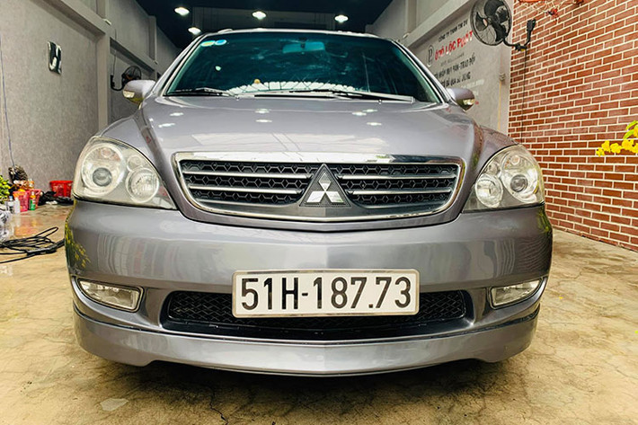 Dùng chung cơ sở khung gầm với Grandis tại Việt Nam, Mitsubishi Savrin cũng có kích thước tương đối lớn với chiều dài 4.700 mm, rộng 1.780 mm và cao 1.690 mm. Trong khi đó, chiều dài cơ sở của xe đạt 2.780 mm. Cách bố trí các hàng ghế bên trong xe tương đối giống mẫu xe anh em Grandis nên xe Savrin cũng có không gian mức khá rộng.