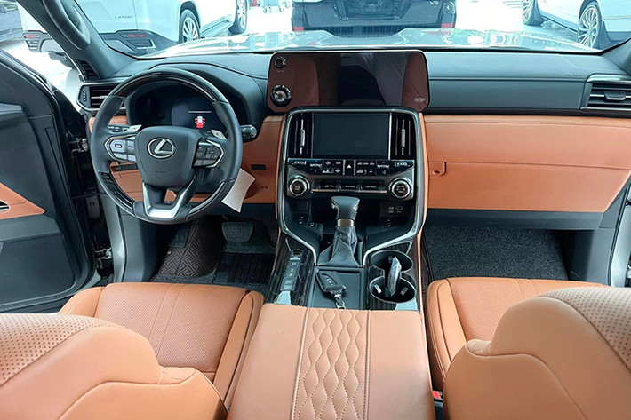 Lexus LX600 2023 bản 4 chỗ khác biệt với bản cũ rất nhiều, đặc biệt là khu vực bảng taplo. Màn hình giải trí tích hợp cảm ứng, hệ thống định vị, bản đồ được đặt cao. Hãng bố trí thêm một màn hình nhỏ bên dưới, đồng thời loại bỏ đồng hồ cơ. Màn hình nhỏ này sẽ hiển thị các chế độ lái, nhiệt độ điều hoà, hướng gió, nâng, hạ gầm xe.