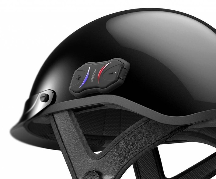 Nếu chàng trai của bạn là người thích những chuyến đi xa, tai nghe Bluetooth gắn vào mũ bảo hiểm là một món quà ý nghĩa. Loại tai nghe này có chức năng nhận cuộc gọi thoại, nghe nhạc và cả bộ đàm. Một số tai nghe Bluetooth gắn mũ bảo hiểm phổ biến hiện nay là Sena SMH5 (2,4 triệu đồng), Cardo PackTalk Bold (6,7 triệu đồng).