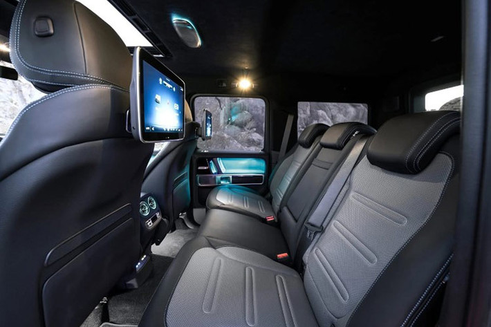 Mercedes-Benz G580 điện hạng sang sở hữu 4 động cơ điện đặt ở từng bánh xe cho tổng công suất 579 mã lực và mô-men xoắn lên đến 1.165 Nm. Các thông số này thậm chí vượt trội so với phiên bản hiệu suất cao G63 chạy xăng.