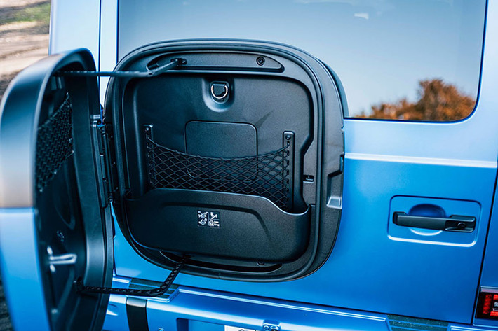 Điểm khác biệt đáng chú ý là phía sau xe SUV điện Mercedes-Benz G580 không còn lốp dự phòng mà thay vào đó là hộp đựng cáp sạc. Điều này vừa tối ưu không gian vừa thể hiện rõ ràng tính hiện đại của dòng xe mới.