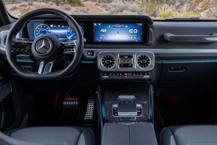 Nội thất G580 Edition One vẫn giữ nguyên phong cách đẳng cấp của G-Class nhưng bổ sung một số điểm nhấn hiện đại như màn hình kép 12,3 inch và 11,6 inch hỗ trợ các tính năng điều khiển và giải trí, ghế và táp-lô bọc da Nappa với các chi tiết ốp carbon cùng các điểm nhấn màu xanh đặc trưng trên phiên bản điện.