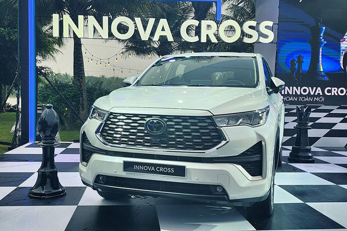 Về thiết kế tổng thể, Innova Cross mang đậm chất mạnh mẽ của một chiếc SUV. Phần đầu xe gồm cụm lưới tản nhiệt hình lục giác, nối liền với hệ thống đèn trước được trang bị công nghệ full-LED chiếu sáng tối ưu tạo nên diện mạo bề thế đầy sức cuốn hút.