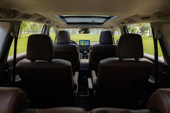 Innova Cross được trang bị gói công nghệ an toàn chủ động Toyota Safety Sense (phiên bản Hybrid) với những tính năng hỗ trợ tối đa cho người lái như: Cảnh báo tiền va chạm (PCS), Cảnh báo lệch làn và Hỗ trợ giữ làn đường (LDA & LTA), Đèn chiếu xa tự động (AHB), Điều khiển hành trình chủ động (DRCC).
