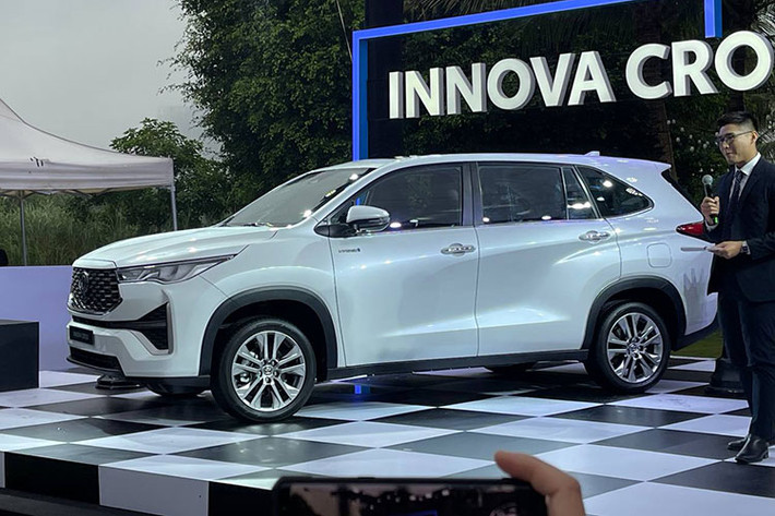 Toyota Việt Nam chính thức giới thiệu Innova Cross - mẫu xe MPV hoàn toàn mới mang phong cách SUV với thiết kế ấn tượng, trang bị hiện đại và có tùy chọn phiên bản Hybrid. Toyota Innova Cross 2023 mới tại Việt Nam được hướng đến nhóm khách hàng trẻ mong muốn sở hữu một chiếc xe MPV đa dụng, rộng rãi với các trang bị hiện đại, đồng thời mạnh mẽ như những chiếc SUV.