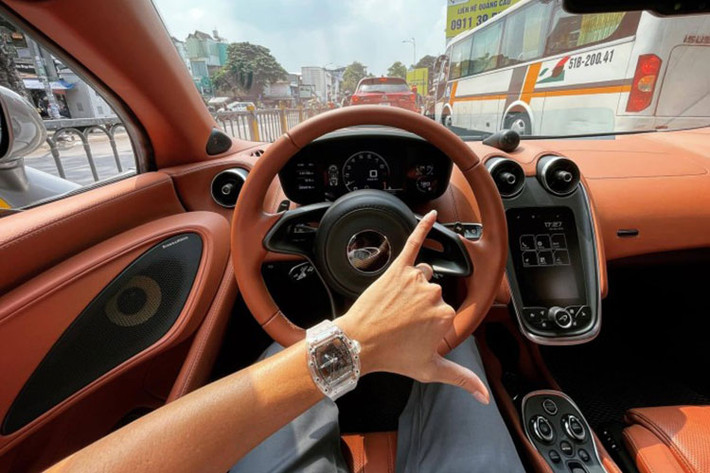 Chủ nhân đầu tiên của chiếc xe McLaren 570S hàng hiếm tại Việt Nam này chính là tay chơi đình đám Cường Đô la, sau đó xe trải qua vài đời chủ trước khi về tay của Tống Đông Khuê và hiện tại là một người yêu xe ở Bến Tre.