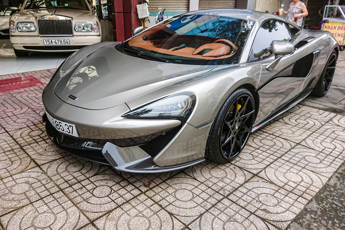 Số lượng dòng siêu xe McLaren tại Việt Nam hơn 25 chiếc với 3 xe thuộc phiên bản 570S, tuy nhiên, chỉ có duy nhất một chiếc McLaren 570S hàng hiếm được đăng ký biển số trắng (nộp đủ thuế), 1 chiếc McLaren 570S mang biển CV đã bị tịch thu do liên quan đến "ông trùm ma tuý" Văn Kính Dương đã nhận án tử. Ngoài ra còn có 1 chiếc McLaren 570S được mang từ Lào về Hà Nội định cư.