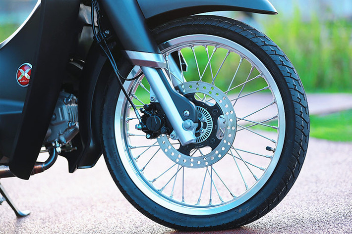 Về hệ thống an toàn, Kamax Cub Pro 125 còn được trang bị hệ thống phanh bao gồm phanh đĩa trước và phanh tang trống phía sau. Phanh trước là thiết kế đĩa đơn 220mm còn được trang bị hệ thống chống bó cứng phanh ABS đơn kênh mang đến sự an toàn trong quá trình di chuyển.