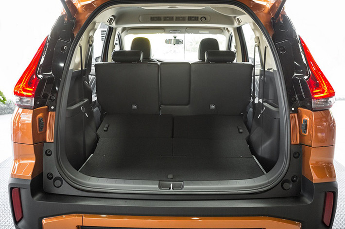 Mitsubishi XPANDER CROSS cho khả năng đi địa hình êm ái nhờ hệ thống treo được tinh chỉnh, kết cấu vững chắc, phù hợp với cảm giác lái thể thao: Kiểu MacPherson cùng lò xo cuộn phía trước và Treo thanh xoắn phía sau. Bộ giảm xóc, lò xo và vị trí góc bánh xe được cấu tạo lại để giảm rung lắc và giúp chiếc xe ổn định hơn.