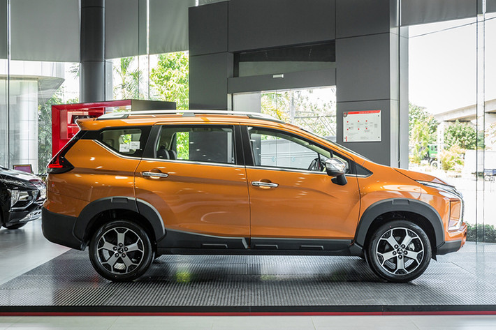 Không chỉ kế thừa thế mạnh truyền thống của Mitsubishi Motors như khả năng vận hành bền bỉ, an toàn, tiết kiệm nhiên liệu hàng đầu, XPANDER CROSS hoàn toàn mới còn thể hiện bản sắc riêng với vẻ ngoài “cool ngầu” nổi bật phong cách SUV mạnh mẽ, khoảng sáng gầm cao hàng đầu phân khúc mang đến khả năng vượt địa hình và lội nước vượt trội, đồng thời duy trì trải nghiệm lái thú vị của xe SUV.