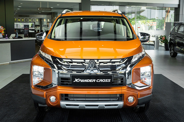 Phần đầu XPANDER CROSS cứng cáp, góc cạnh với những đường thiết kế thẳng đứng. Đèn chiếu sáng phía trước Full LED gần với ánh sáng tự nhiên không chỉ hỗ trợ lái an toàn ban đêm mà còn tăng thêm nét sang trọng cho xe, vị trí đèn cao cho khả năng chiếu sáng rộng và xa hơn. Thêm vào đó, đèn sương mù dạng LED tích hợp vào cản trước còn mang lại cảm giác mạnh mẽ hơn cho chiếc xe.