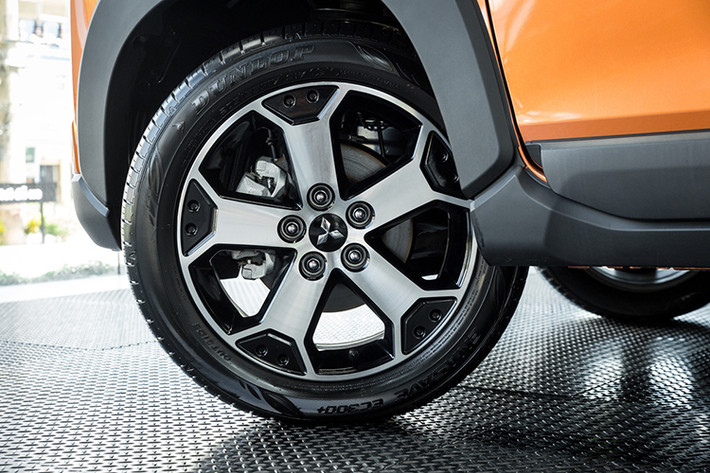 Phong cách SUV còn được thể hiện ở thiết kế phần thân xe đầy mạnh mẽ và chắc chắn. Ốp viền bảo vệ không chỉ mang đậm nét SUV mà còn giúp phần thân khỏi trầy xước khi đi trên các cung đường gồ ghề. Ốp vè, ốp lườn và ốp bánh xe lớn tăng cường sự vững chãi cho phần bên dưới xe. Đặc biệt, điểm nhấn ở hông xe là bộ mâm kích thước lớn lên đến 17 inch thết kế 5 chấu cách điệu mang đến cảm giác thể thao, mạnh mẽ. Thanh đỡ hành lý mui xe không chỉ là điểm nhấn thiết kế SUV của xe mà còn gia tăng không gian chở đồ đạc khi cần thiết.