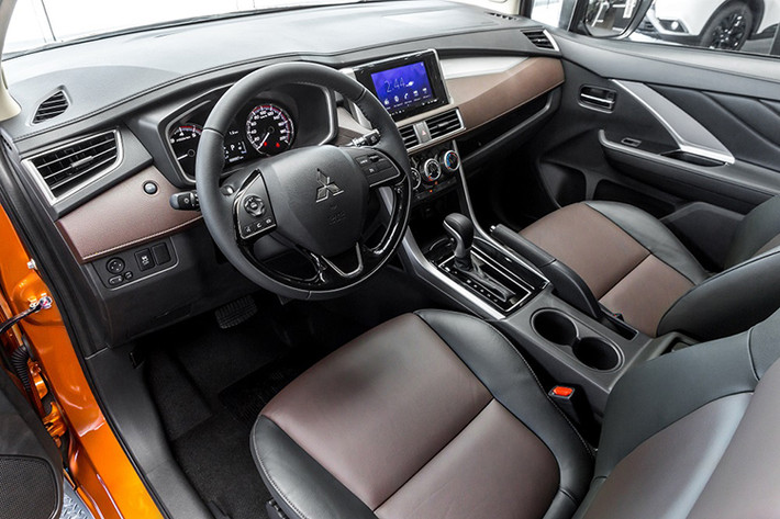 Mitsubishi XPANDER CROSS mới sở hữu chiều dài, rộng, cao lần lượt là 4.500mm x 1.800mm x 1.750mm. Nhờ vào chiều dài cơ sở lý tưởng, Xpander Cross 2020 mang đến cho người dùng không gian bên trong rộng rãi, thoải mái. Luôn đặt khách hàng làm trung tâm, triết lý “Omotenashi” được ứng dụng trong thiết kế khoang nội thất của xe.