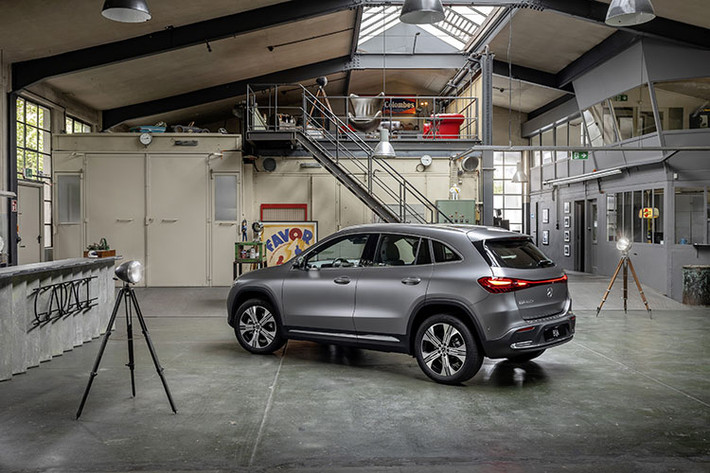 Thay đổi còn lại của Mercedes-Benz EQA 2024 nằm ở hệ thống an toàn, bao gồm công nghệ cảm biến nâng cấp với camera đơn-đa chức năng và camera lùi mới. Khách hàng có thể chi thêm tiền để trang bị gói trợ lái Driving Assistance tùy chọn cho xe.