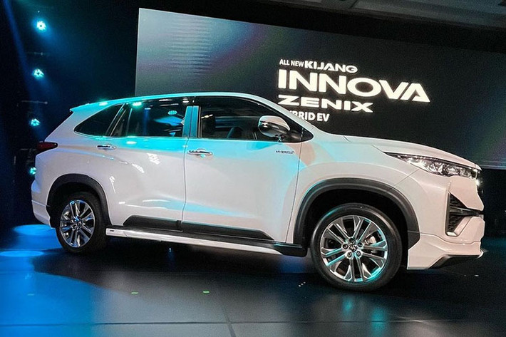 Mẫu xe MPV Toyota Innova 2023 được xây dựng trên nền tảng TNGA:GA-C mới thay vì khung gầm hình thang như trước. Xe sở hữu chiều dài 4.755 mm, rộng 1.850 mm và cao 1.795 mm, chiều dài cơ sở 2.850 mm và chiều cao gầm 185 mm. So với thế hệ cũ, xe dài hơn 20mm trong khi chiều dài cơ sở tăng 100mm, mang đến nội thất rộng rãi hơn.