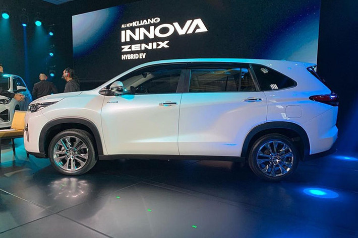 Tại thị trường Indonesia, mẫu MPV này được gọi bằng cái tên đầy đủ là Toyota Kijang Innova Zenix 2023. Trong khi đó, tại Ấn Độ, xe lại được gọi bằng cái tên khác là Toyota Innova HyCross. So với thế hệ cũ, ngoại hình của Toyota Innova 2023 trông khác biệt, mang những đường nét hơi hướng SUV pha trộn với nét đặc trưng của xe MPV.