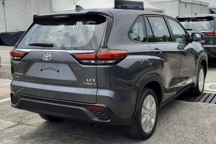 Innova 2023 sở hữu gói công nghệ Toyota Safety Sense (TSS) 3.0 dành cho bản cao cấp nhất bao gồm; hệ thống cảnh báo tiền va chạm, kiểm soát hành trình thích ứng, cảnh báo lệch làn đường, hỗ trợ bám làn đường và đèn pha tự động. Ngoài ra, bản cao cấp còn có camera 360 độ. Trong khi đó, hệ thống T-Intouch cung cấp tính năng tìm vị trí xe và cài đặt nhắc nhở về thời điểm bảo dưỡng...