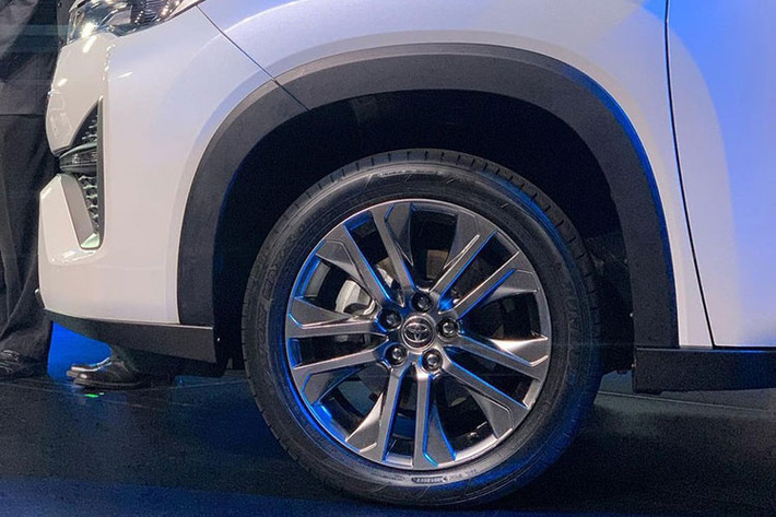 Phần đầu Toyota Innova 2023 nổi bật với cụm đèn chiếu sáng thiết kế mới, góc cạnh hơn, đèn định vị thanh mảnh ẩn bên trong. Lưới tản nhiệt hình lục giác cỡ lớn có viền mạ chrome. Cản trước cũng được làm lại cứng cáp hơn với các hốc gió được mở rộng.