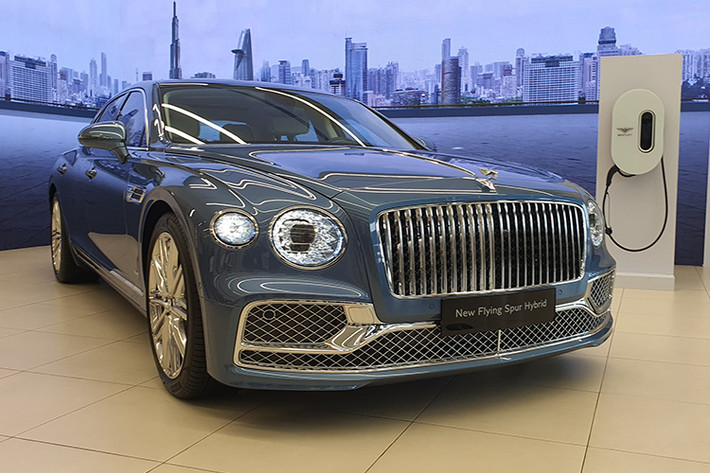 Bentley Việt Nam đã chính thức trình làng mẫu xe sang lai điện Bentley Flying Spur Hybrid 2023 mới. Đây là mẫu xe sang thứ 2 của hãng xe nh quốc được trang bị động cơ Hybrid sau SUV Bentley Bentayga.