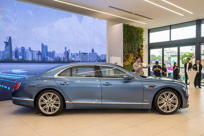 Trước khi được phân phối chính hãng tại Việt Nam, mẫu Bentley Flying Spur Hybrid 2023 siêu sang đã ra mắt tại thị trường Malaysia. Như vậy, sau hơn 1 năm ra mắt thế giới, mẫu xe sang lai điện Bentley Flying Spur Hybrid 2023 chính thức đến tay các đại gia Việt.