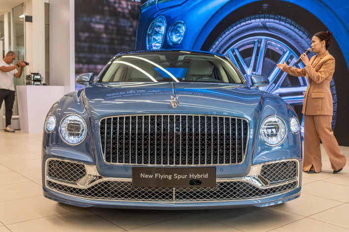 Ngoại hình của Bentley Flying Spur Hybrid không quá khác biệt so với các phiên bản khác của Flying Spur thế hệ thứ 3. Bentley Flying Spur Hybrid có màu ngoại thấy xanh Portofino - sắc xanh dương trung tính phủ ánh kim, màu xanh Portofino lấy cảm hứng từ sắc xanh tươi mát của những dòng hải lưu hài hòa chảy quanh vùng biển Địa Trung Hải.