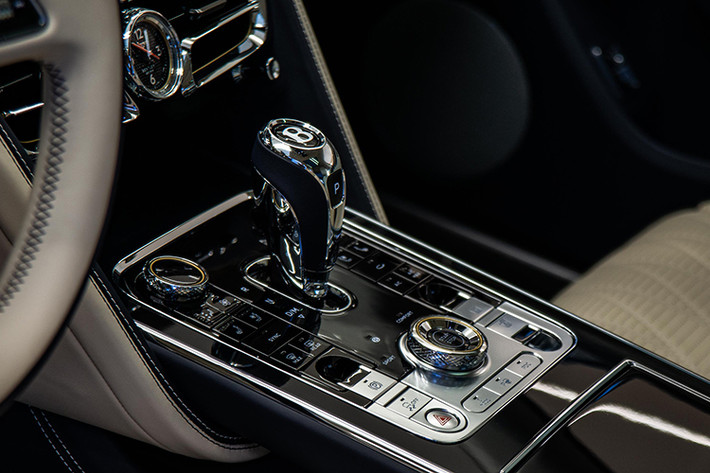 So với hơn 35 xe Bentley Flying Spur thế hệ thứ 3 đang có mặt tại Việt Nam, phiên bản Hybrid sẽ có động cơ xăng V6, dung tích 2.9 lít kết hợp cùng động cơ điện được cung cấp bởi pin lithium-ion 18 kWh. Điều này cho phép xe có thể sản sinh ra tổng công suất tối đa 536 mã lực và mô-men xoắn cực đại lên đến 750 Nm.