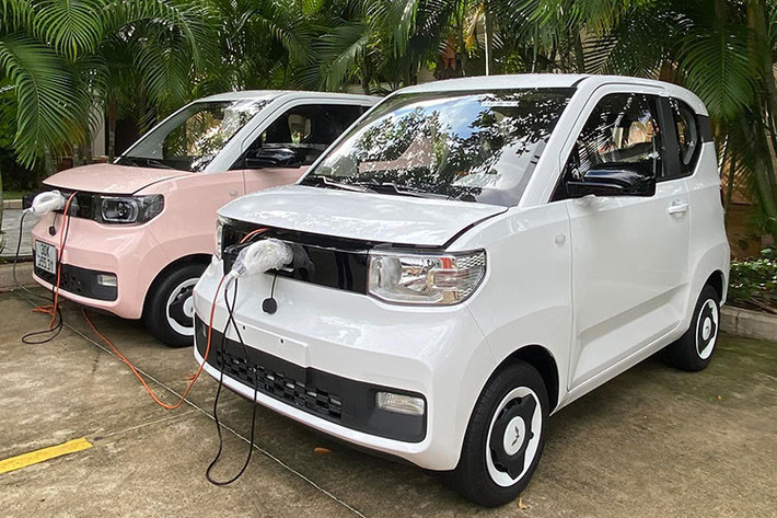 Xe sẽ chính thức bán ra thị trường kể từ ngày 29/6/2023. Giá xe Wuling HongGuang MiniEV phiên bản tiêu chuẩn LV1-120 bán ra là 239 triệu đồng, phiên bản LV1-170 giá 265 triệu đồng, phiên bản LV2-120 giá 255 triệu đồng và phiên bản LV2-170 giá 279 triệu đồng.