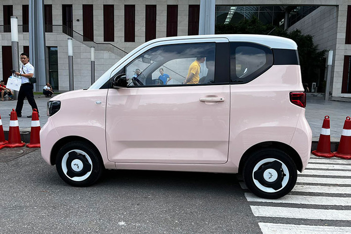 HongGuang MiniEV trang bị pin dung lượng 9,6 kWh trên các phiên bản tiêu chuẩn (LV1) và pin 13,4 kWh trên các phiên bản cao cấp (LV2). Hai tùy chọn pin cho quãng đường di chuyển lần lượt 120 km và 170 km.