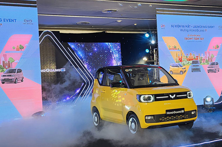 Ngoài ra, theo nhận định của nhiều chuyên gia thì việc sạc pin cho Wuling Hongguang Mini EV cũng là điểm yếu của dòng xe này tại Việt Nam, khi người dùng sẽ phải sạc pin tại nhà, hiện chưa có trạm sạc công cộng cho dòng xe này.