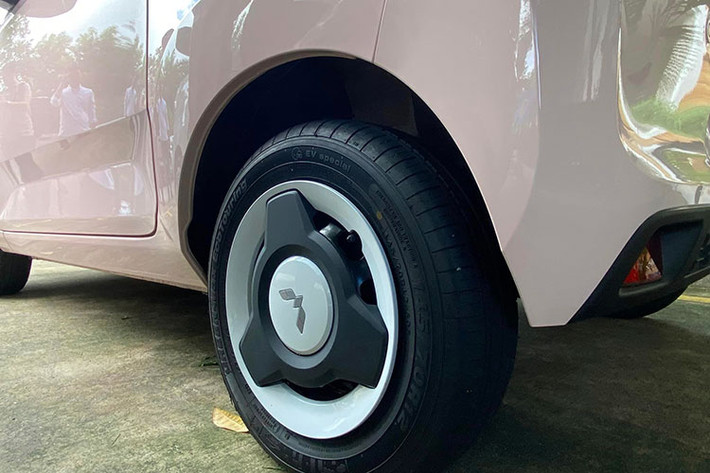 Pin xe LFP được cung cấp bởi Gotion đạt tiêu chuẩn kháng bụi và nước ở mức cao nhất IP68. Bộ sạc kèm theo xe có công suất sạc 1,5 kW giúp xe sạc dễ dàng từ các nguồn điện dân dụng. Thời gian sạc pin 6,5-9 tiếng tùy dung lượng pin và mức chi phí sạc chỉ bằng khoảng 70% so với chi phí đổ xăng xe máy phổ thông.