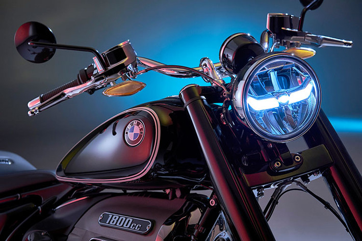 BMW R 18 mang thiết kế thân thiện, tinh gọn, thỏa mãn phong cách riêng của từng khách hàng. Mẫu xe sở hữu phần khung sau và nhiều bộ phận có thể thay thế như hệ thống đèn xi nhan LED, đồng hồ tốc độ và đèn pha LED được thiết kế độc lập với hệ thống điện tử của xe, giúp khách hàng tùy chỉnh theo sở thích mà không làm ảnh hưởng đến vận hành của xe.