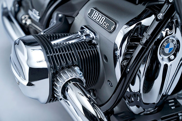 Điểm nổi bật nhất của BMW R 18 chính là động cơ Big Boxer 2 xi-lanh Flat-Twin dung tích 1.802 cc lớn nhất từng được trang bị trên xe mô tô BMW Motorrad thương mại. Sở hữu kiểu dáng Boxer truyền thống từ 70 năm trước và công nghệ hiện đại, Big Boxer nổi bật với thiết kế tổng thể góc cạnh, hiệu suất ổn định và bảo dưỡng dễ dàng.