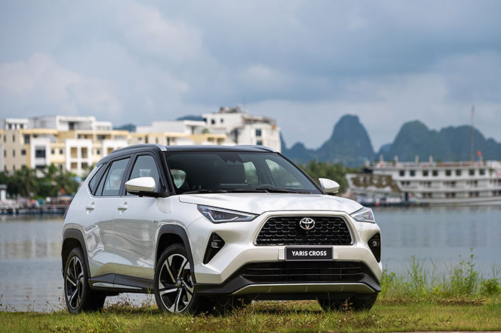 Về thiết kế, Toyota Yaris Cross 2023 có ngoại hình hầm hố, đậm chất SUV. Phần đầu xe được tích hợp lưới tản nhiệt đa giác đi kèm họa tiết hình chữ nhật. Toàn bộ các chi tiết ở đầu xe đều được bố trí theo phương ngang. Đi kèm bộ khuếch tán làm tăng cá tính cho mặt ca-lăng.