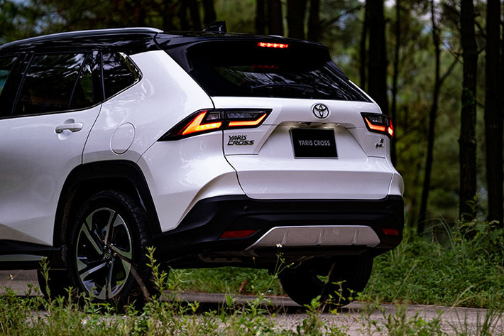Toyota Yaris Cross mang đến lựa chọn “Xe xanh” cho khách hàng với phiên bản Hybrid cùng những ưu điểm vượt trội như Tăng tốc mượt mà, Tiết kiệm nhiên liệu, Lái xe yên tĩnh, và Giảm lượng khí thải. Nhằm nâng cao sự tự tin khi lái xe và bảo vệ hành khách.