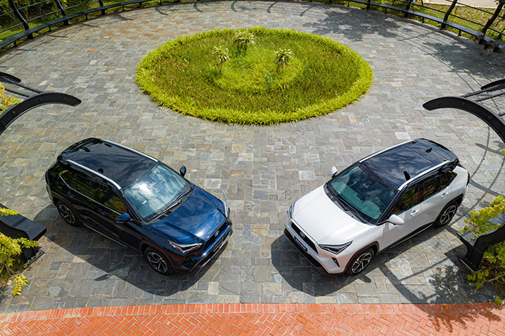 Toyota Yaris Cross 2023 tại Việt Nam sở hữu ngôn ngữ thiết kế “Mạnh mẽ và Năng động”. Thân xe bề thế cùng các đường nét góc cạnh, mũi xe nhô cao, trục cơ sở lớn mang dáng vẻ vững chãi của một chiếc SUV điển hình.