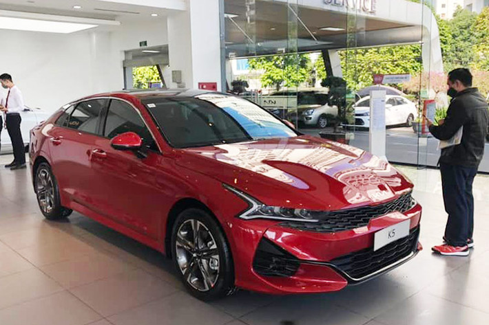 Vị trí tiếp theo thuộc về Kia K5 với doanh số 19 xe được bán ra, giảm mạnh soanh số bán xe so với tháng 7/2024 (41 xe), doanh số bán chậm liên tục cũng làm cho K5 lọt Top 10 ôtô bán chậm nhất thị trường Việt Nam trong nhiều tháng của năm 2024.