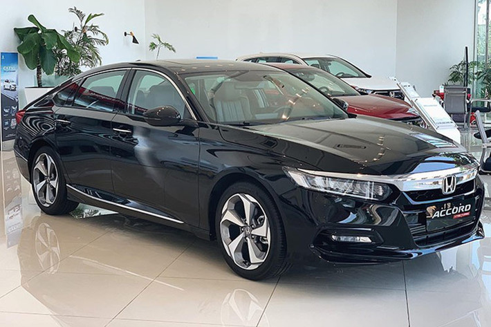 Dẫn đầu Top 10 xe bán ít nhất tháng 8/2024 là bộ đôi nhà Honda, gồm Accord & Civic Type R với doanh số cùng bằng 3. Dù nửa năm trở lại đây, Honda Accord liên tục được hãng tung phao cứu trợ giảm giá lên tới 220 triệu đồng nhưng vẫn chưa thể thay đổi được cục diện ế ẩm của mình.