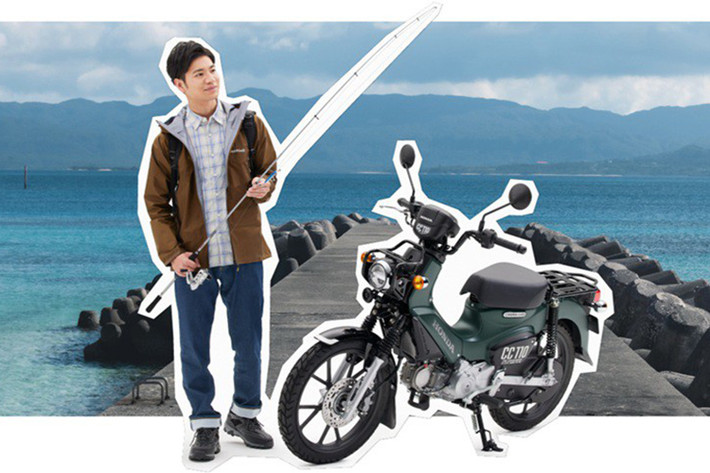 Honda Cross Cub 110 2025 mới có thiết kế khá giống với Honda CT125, tuy nhiên vẫn có những điểm khác biệt đáng kể. Cross Cub 110 là một mẫu xe nhỏ gọn, thiên về chạy tốt cả đường bằng lẫn đường đất nhẹ, chứ không phải xe địa hình thuần túy.