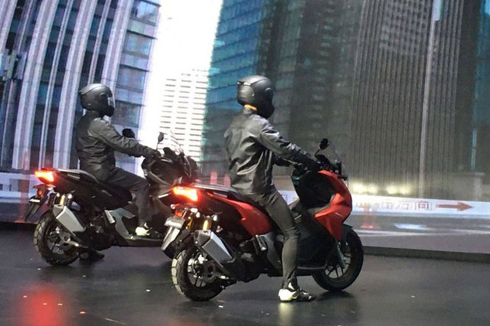 Theo công bố của Honda, mẫu ADV 160 sở hữu hệ thống chiếu sáng full LED giúp tăng hiệu năng chiếu sáng, hệ thống khóa thông minh Smart Key, cốp chưa đồ dưới yên xe rộng rãi.