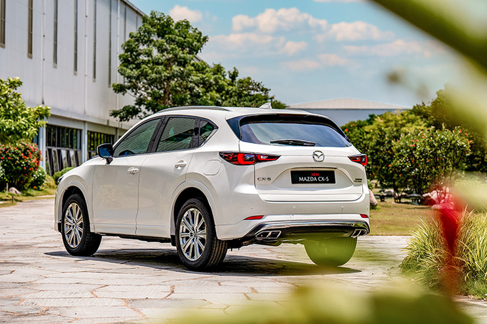 Mazda CX-5 đã được giới thiệu bản nâng cấp tại Việt Nam vào đầu tháng 07/2023, gồm 3 phiên bản Deluxe, Luxury và Premium. Giá bán từ 759 - 839 triệu đồng. Ngoài ra, phiên bản cao cấp Premium còn có thêm lựa chọn gói Sport và Exclusive với giá cao hơn lần lượt 20 triệu và 40 triệu đồng.
